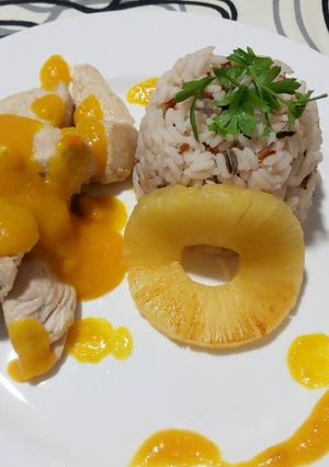 Una foto de Pollo con salsa de piña y arroz integral