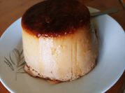 Una foto de flan de vainilla