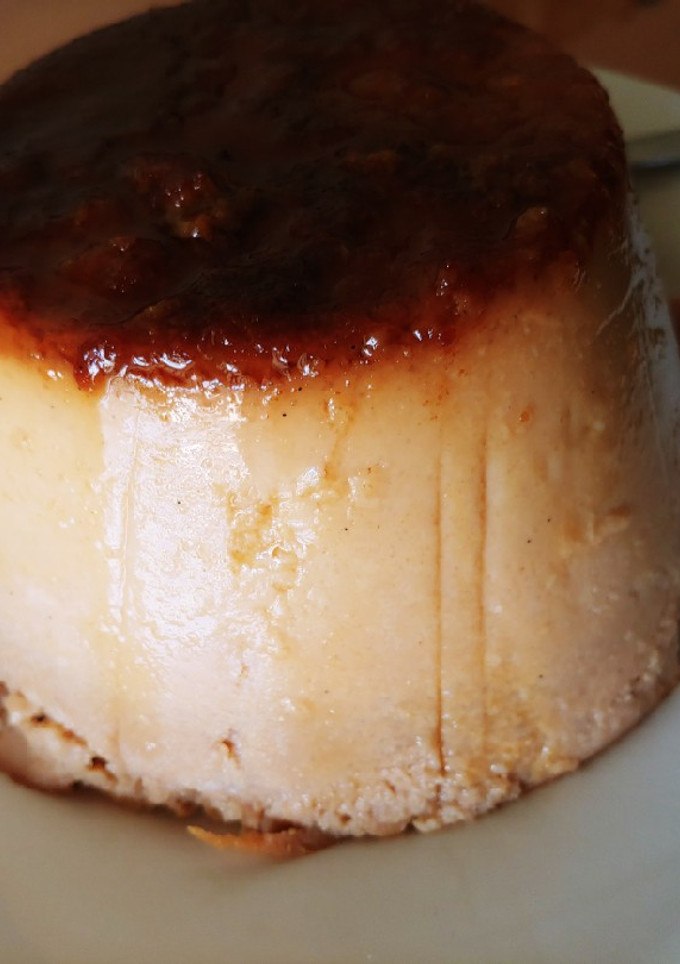 Una foto de Flan de huevo, manzana, vainilla y galleta.Sin lactosa