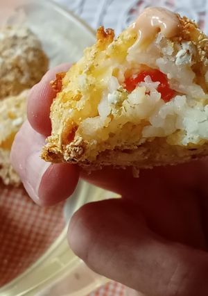 Una foto de Bolas de arroz crocantes en la air -fryer c/salsa fácil ⚪🔸