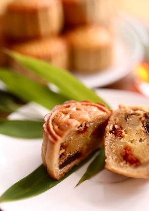 Hình của món 💚 Bánh Trung Thu Nhân Đậu Xanh Kỷ Tử Nho Khô Loại Mini 50 gr (Vegetarian).
