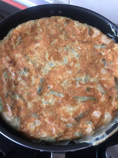 Una foto de Tortilla de espárragos y gambas