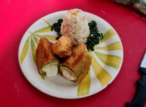 Una foto de Calabaza capeada, rellena de quesillo y arroz blanco