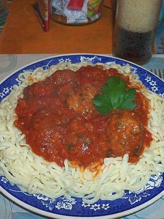 Una foto de Albóndigas de carne con fideos caseros 🍝