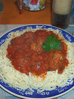 Una foto de Albóndigas de carne con fideos caseros 🍝