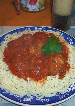Una foto de Albóndigas de carne con fideos caseros 🍝