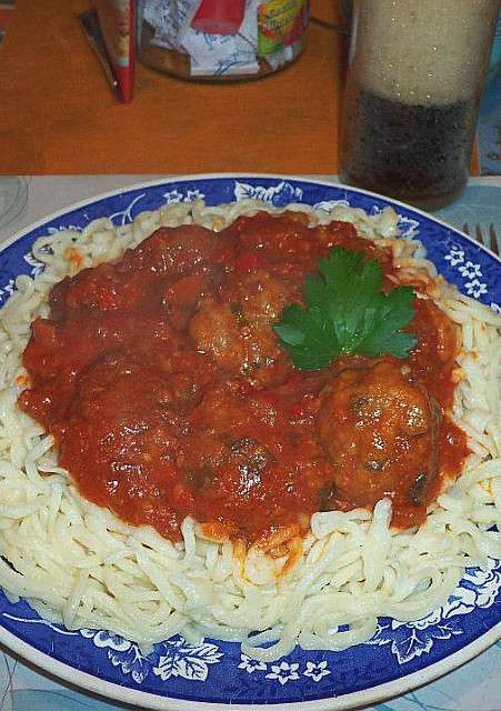 Una foto de Albóndigas de carne con fideos caseros 🍝
