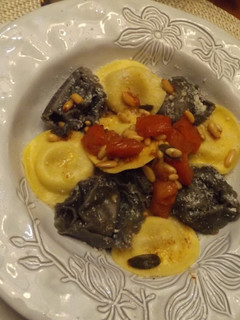 Una foto de Pasta rellena con cubitos de tomate, piñones y salvia a la mantequilla negra