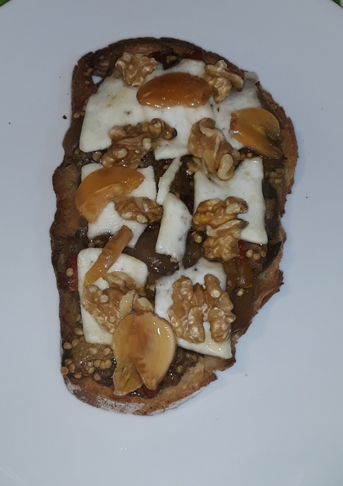 Una foto de Tostada de sanfaina con queso, nueces y miel de ajo