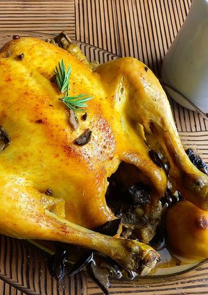 Una foto de Pollo al horno con setas secas (en olla de hierro fundido)