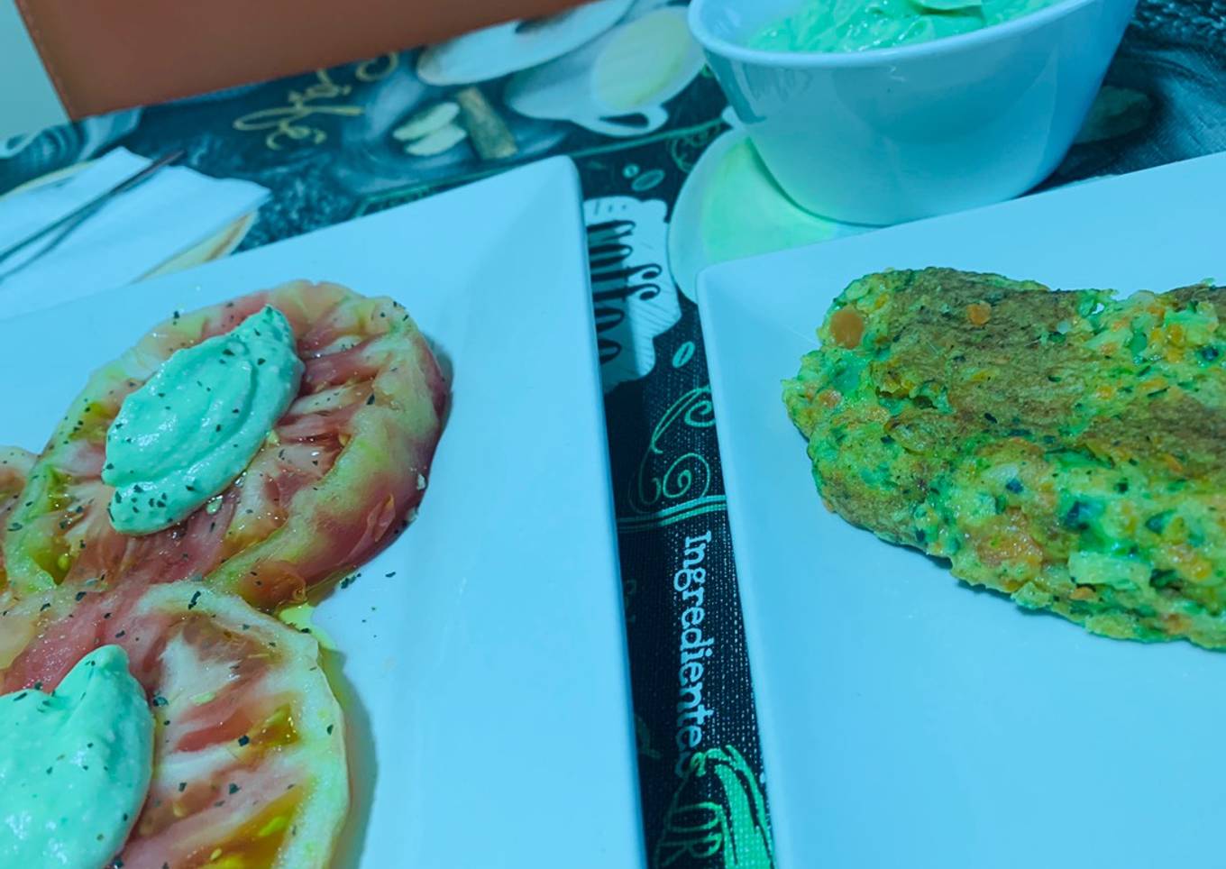 Ensalada de tomate con salsa cremosa de aguacate y tortita de verduras馃構馃構