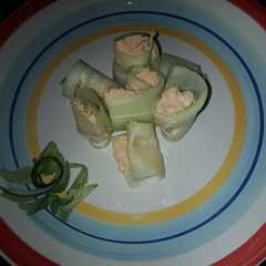 Una foto de Rollitos de pepino rellenos de pollo