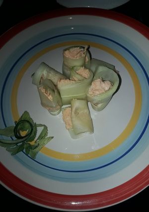 Una foto de Rollitos de pepino rellenos de pollo