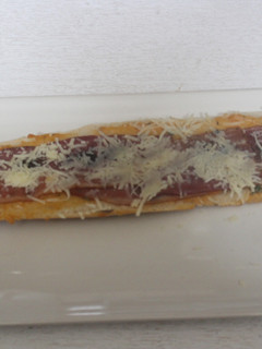 Una foto de Pan pizza de bacon y queso