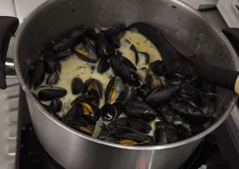 Moules à la Crème et au Vin Blanc