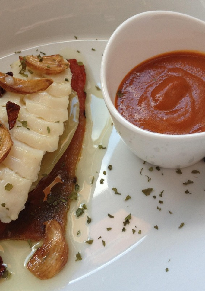 Una foto de Bacalao con salsa bizkaina y patatas con aroma de pimiento rojo asado