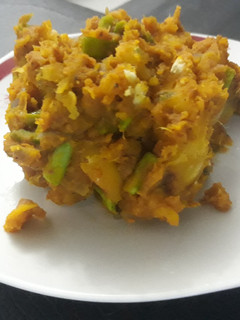 A picture of Sweet potato porriage with green peas.
