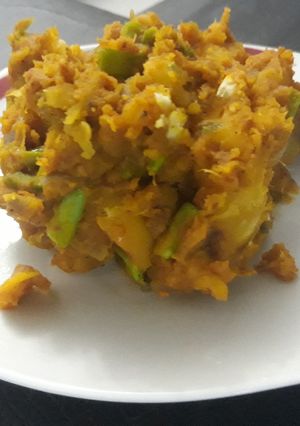 A picture of Sweet potato porriage with green peas.