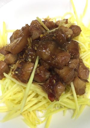 Hình của món Ba rọi kho mắm ruốc ăn kèm xoài bào.