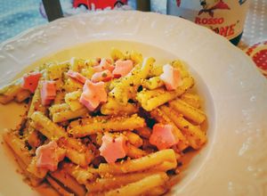 Foto di Casarecce con pesto di pistacchio e stelline di mortadella