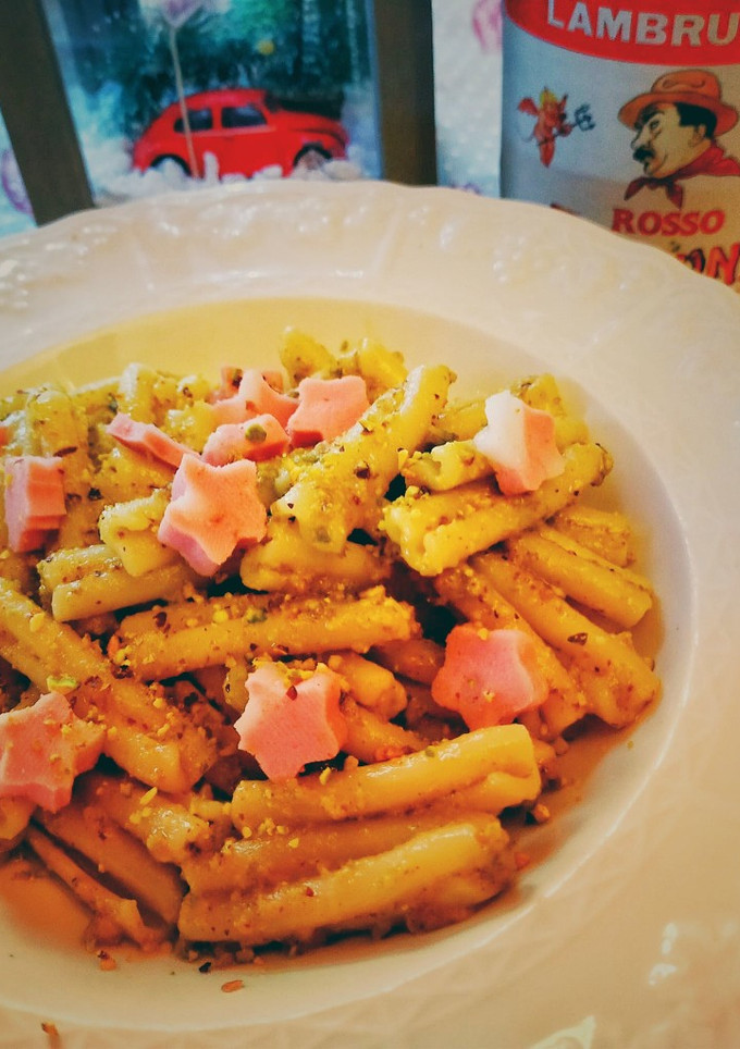 Foto di Casarecce con pesto di pistacchio e stelline di mortadella