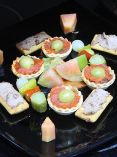 Una foto de Tartaletas de sobrasada y membrillo con tostadas y banderillas