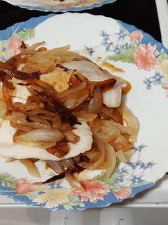 Una foto de Merluza encebollada