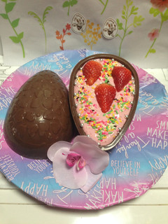 Una foto de Huevos de Pascuas de Chocolate Relleno con Mousse de fresas!!