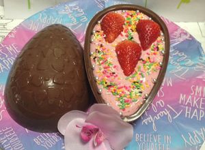 Una foto de Huevos de Pascuas de Chocolate Relleno con Mousse de fresas!!