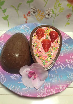 Una foto de Huevos de Pascuas de Chocolate Relleno con Mousse de fresas!!