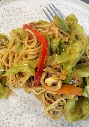 Una foto de Noodles de calamar y col