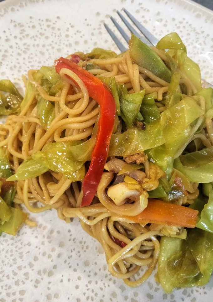Una foto de Noodles de calamar y col