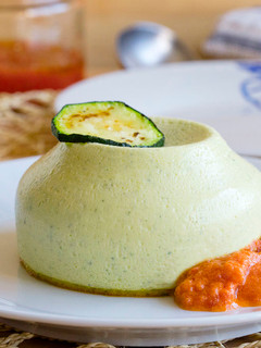 Una foto de Flan de calabacín y salsa de tomate