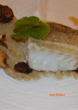 Una foto de Bacalao confitado sobre puré de castañas y setas