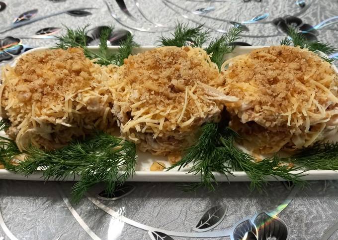 Ореховый салат с кальмарами и шампиньонами