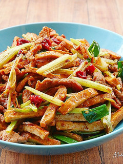 芹菜豆干肉絲小炒 的食譜成品照片