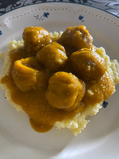 Una foto de Albóndigas en Salsa Española con Puré de Patatas !!!!