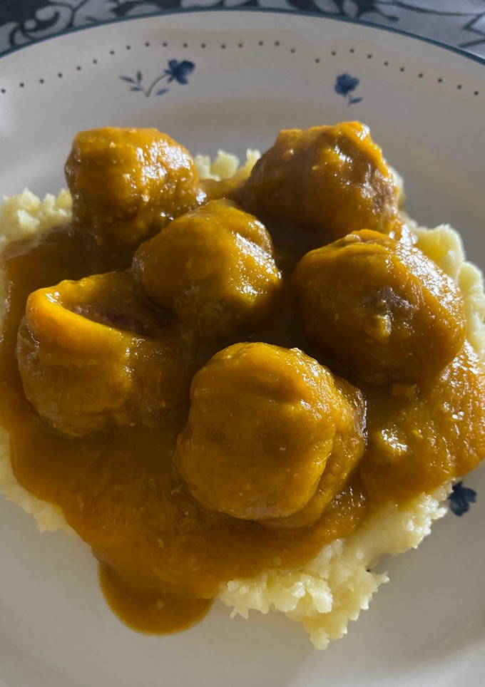 Una foto de Albóndigas en Salsa Española con Puré de Patatas !!!!