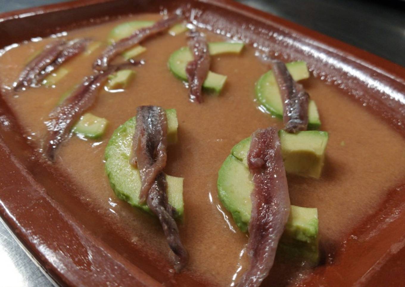 Entremés aguacate con anchoa y base de salmorejo