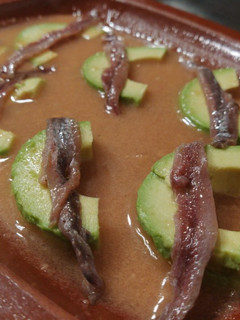 Una foto de Entremés aguacate con anchoa y base de salmorejo