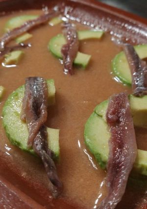 Una foto de Entremés aguacate con anchoa y base de salmorejo