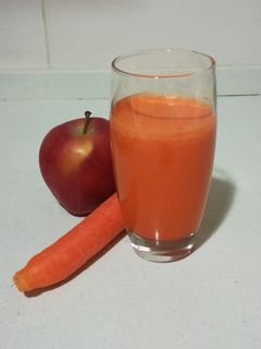 Una foto de Zumo de manzana y zanahoria