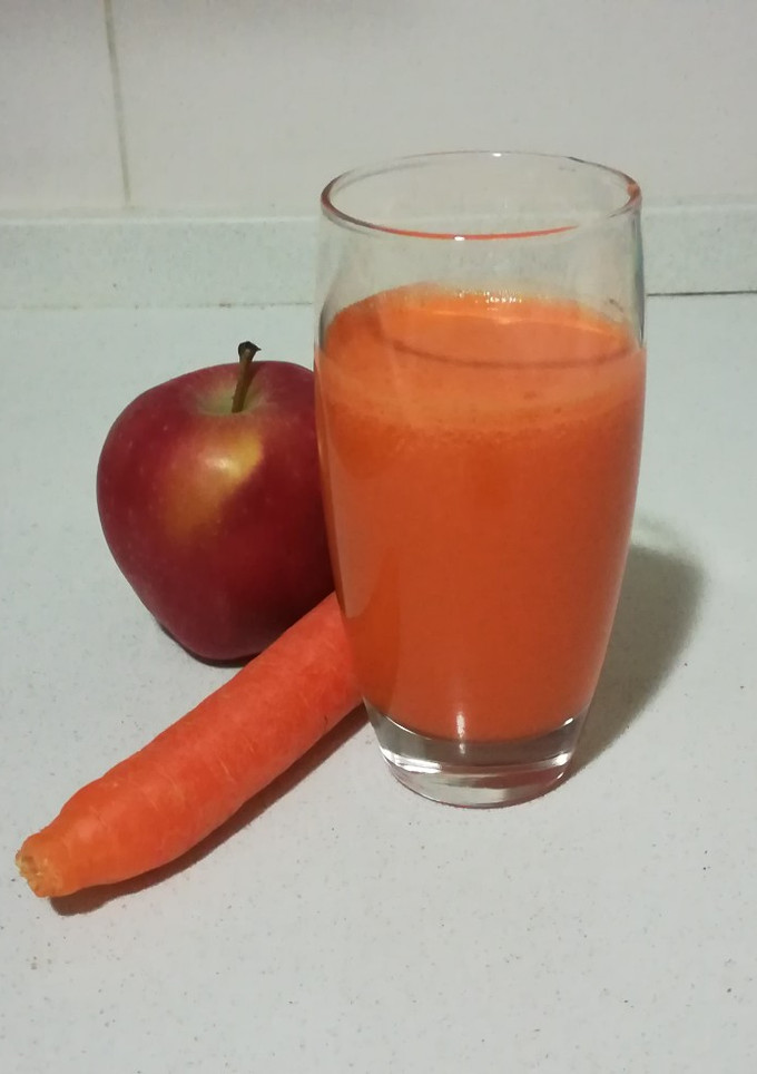 Una foto de Zumo de manzana y zanahoria
