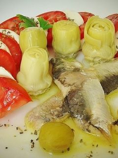 Una foto de Caprese con sardinas marinadas