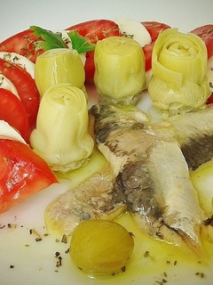 Una foto de Caprese con sardinas marinadas