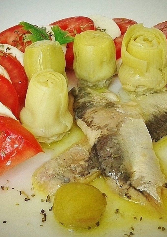 Una foto de Caprese con sardinas marinadas
