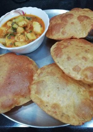 A picture of Alu bhaji and Puri.