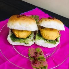 A picture of Mumbai style vada pav.