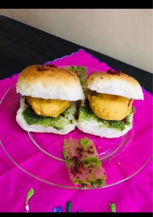 A picture of Mumbai style vada pav.