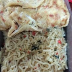 A picture of Vegetable Noodles with fried eggs.